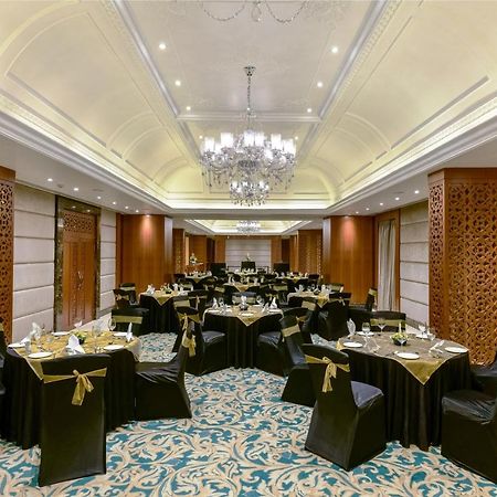 Lemon Tree Premier “The Atrium” Ahmedabad Exterior foto